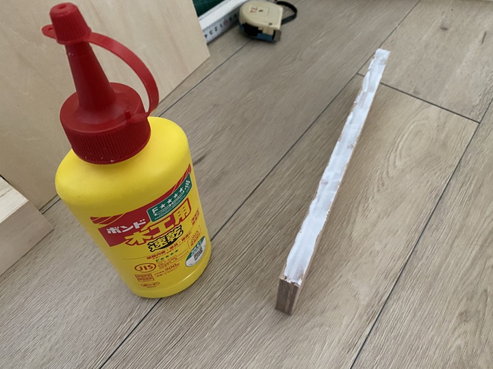 ボンドを塗った木材