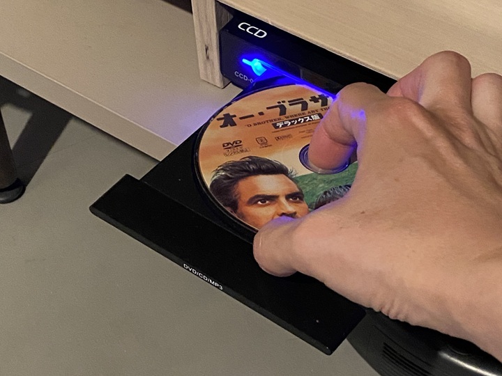 DVDをデッキにセット