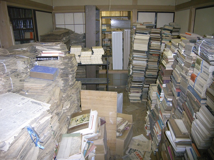 古本で埋まった部屋