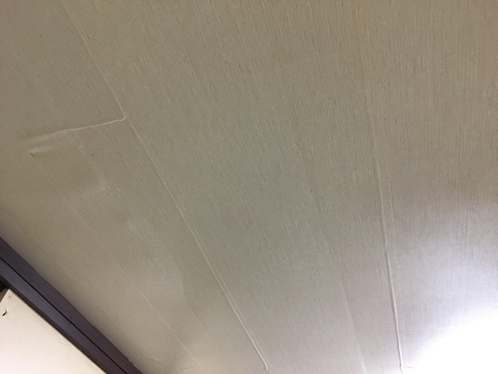 壁紙を張った天井