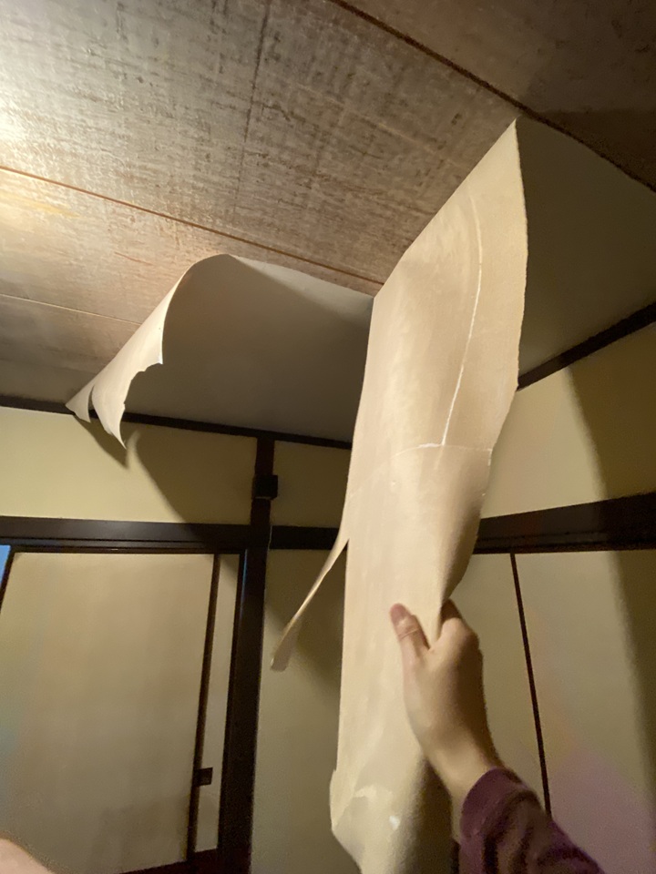 天井の壁紙をはがす