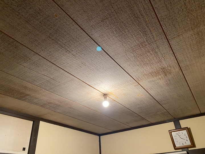 壁紙をはがした天井