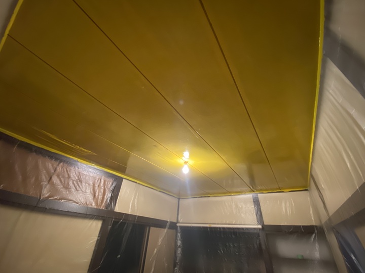 一度塗りした天井