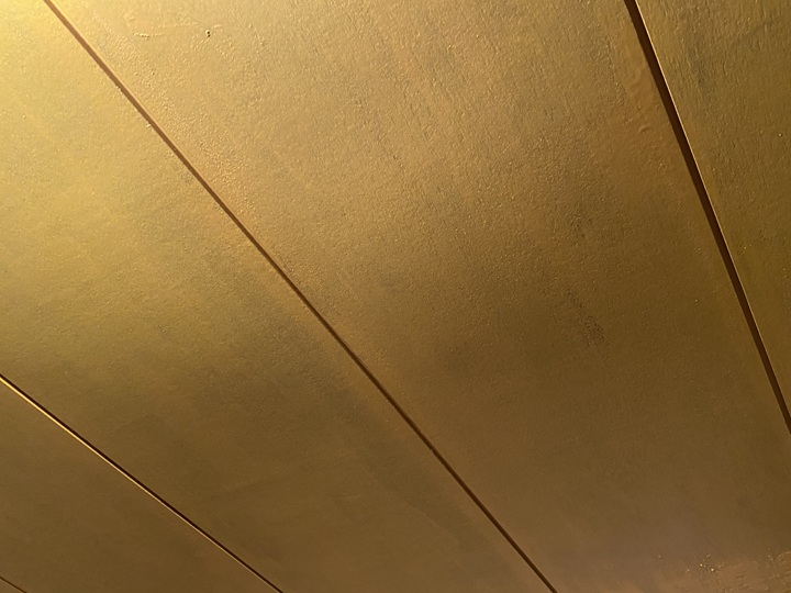 一度塗りした天井