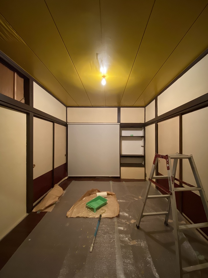 天井塗装後の室内
