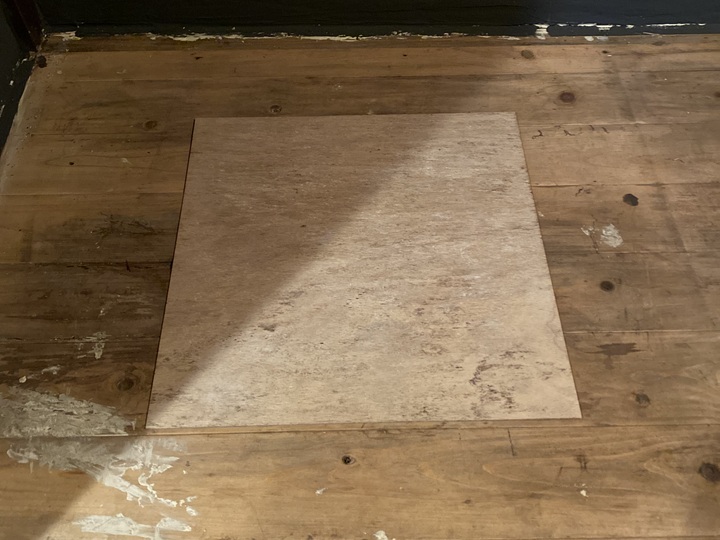 床に置かれた板