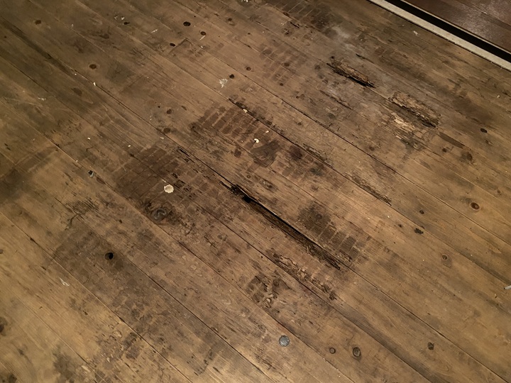 劣化した床