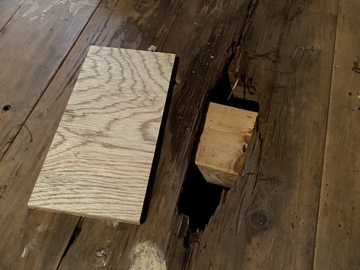 板で床の穴を埋める