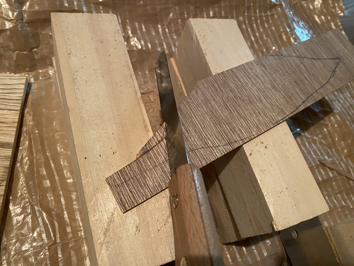 板で床の穴を埋める