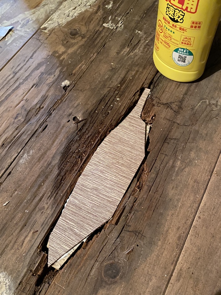 板で床の穴を埋める