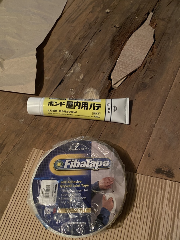 板で床の穴を埋める