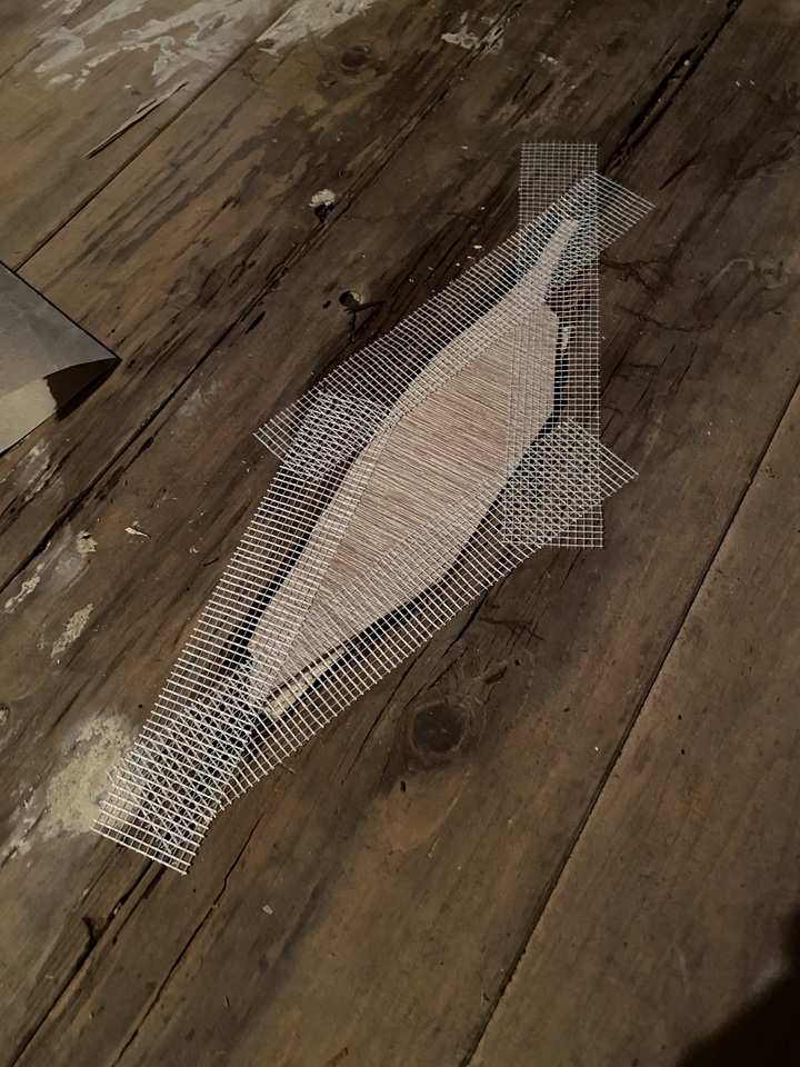 板で床の穴を埋める