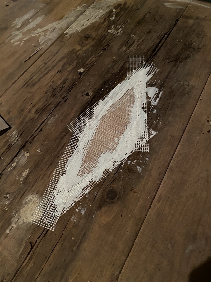 板で床の穴を埋める