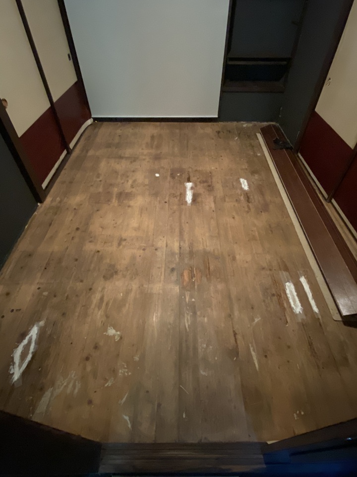 簡易的な補修をした床