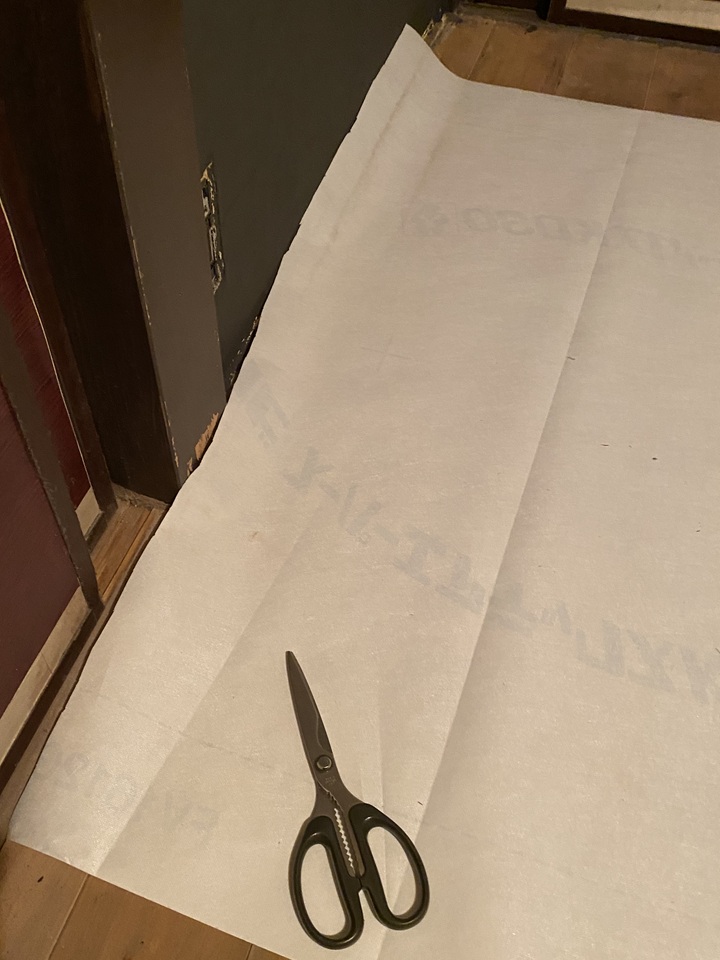 透湿防水シートを床に張る