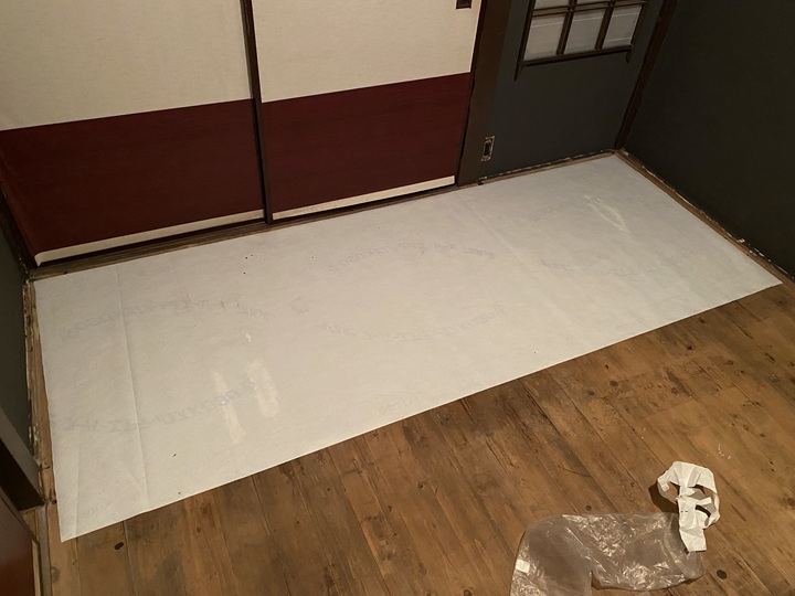 透湿防水シートを床に張る