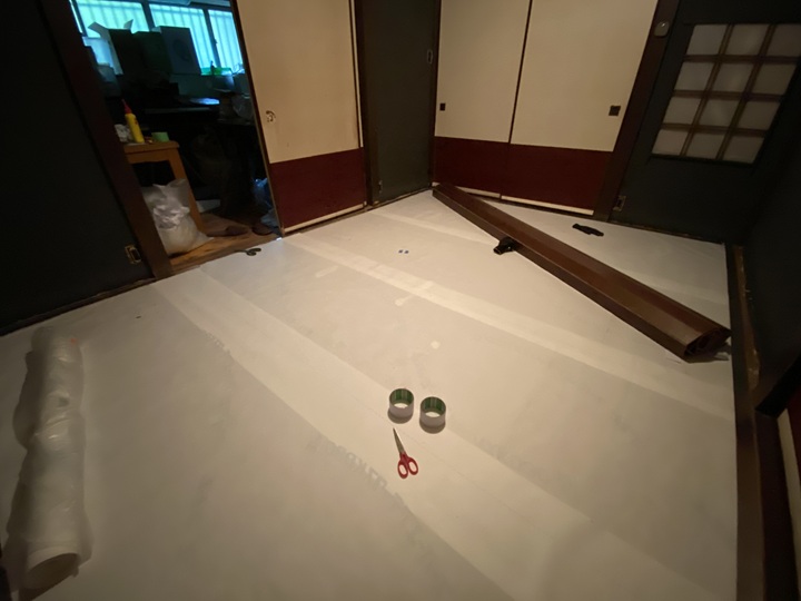 透湿防水シートを床に張る