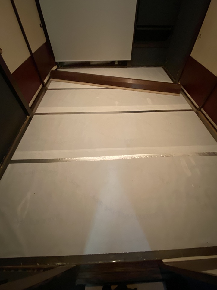 透湿防水シートを張った床