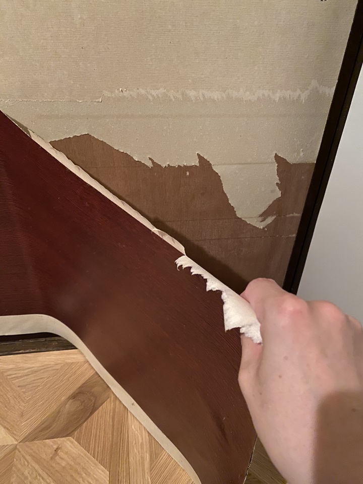 ふすま紙をはがす