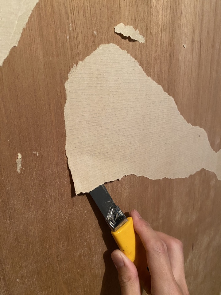 ふすま紙をはがす