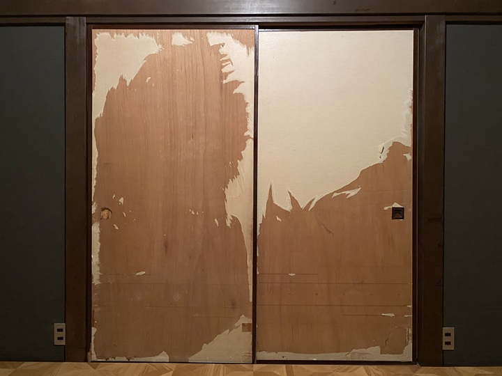 途中まで紙をはがしたふすま
