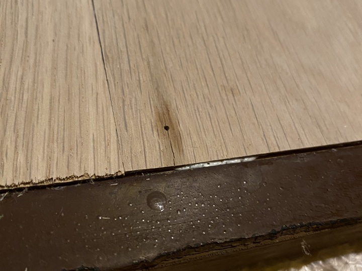 穴から漏れたボンド汚れ