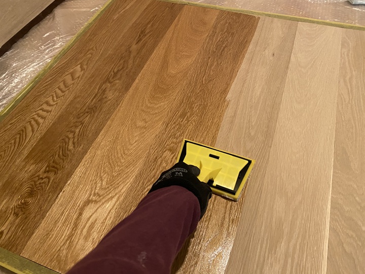 コテバケでワトコオイルを塗る