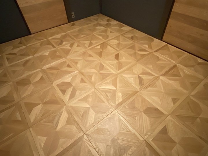 オーク材の床とふすま