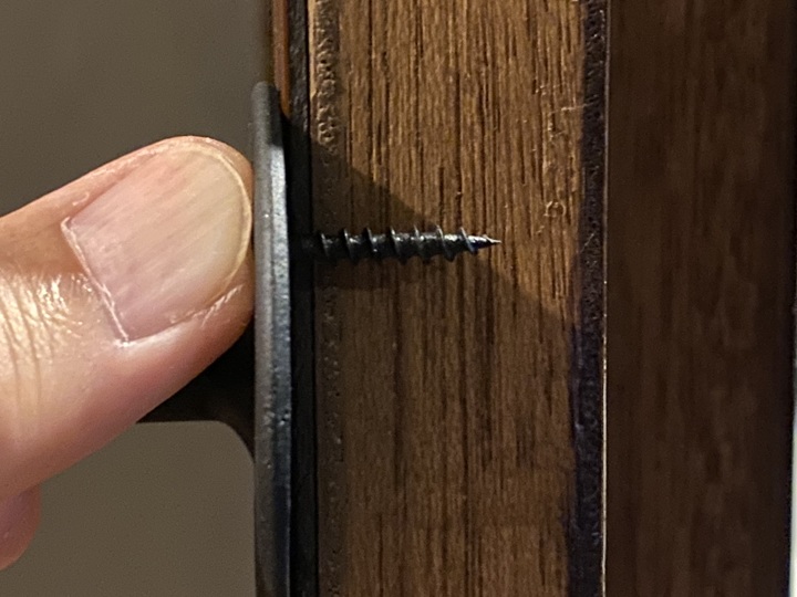 ふすまにビスを合わせる