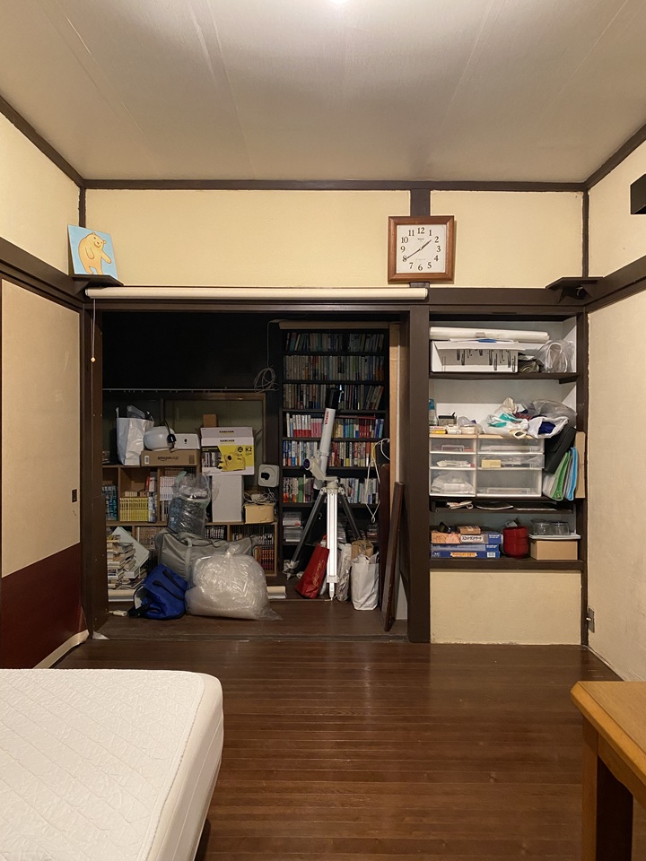 部屋の奥の物置