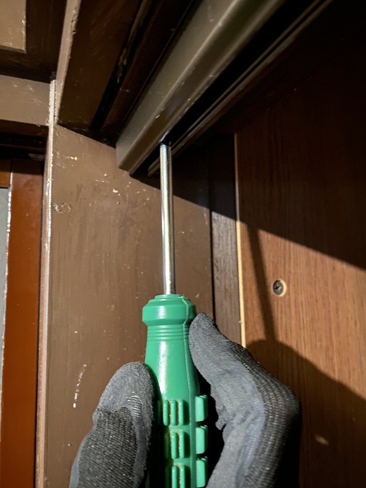 ビスでレールを固定