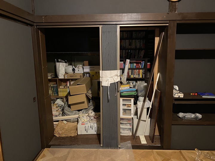 吊り下げたアコーディオンカーテン