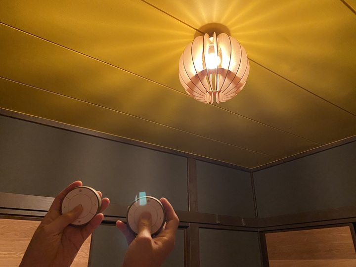 ２個のリモコンで電球を操作