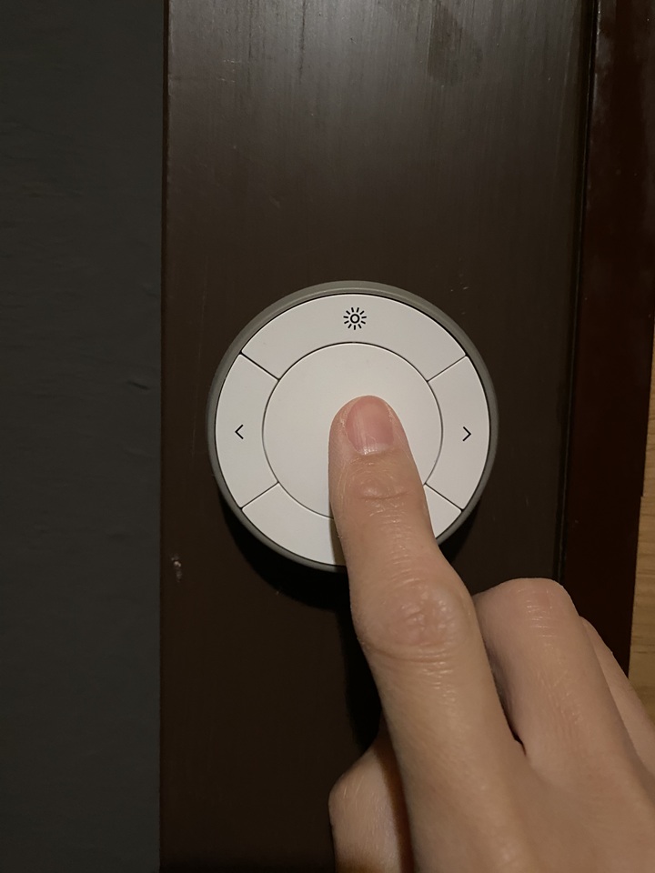 リモコンのスイッチを押す