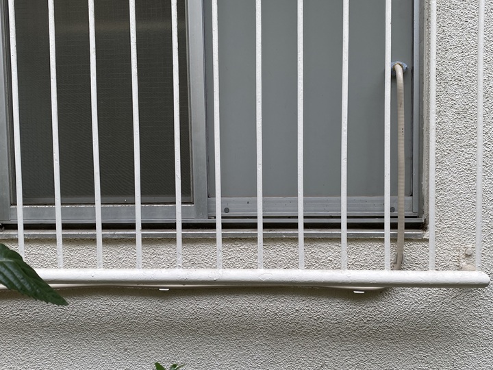 窓の外のガス配管