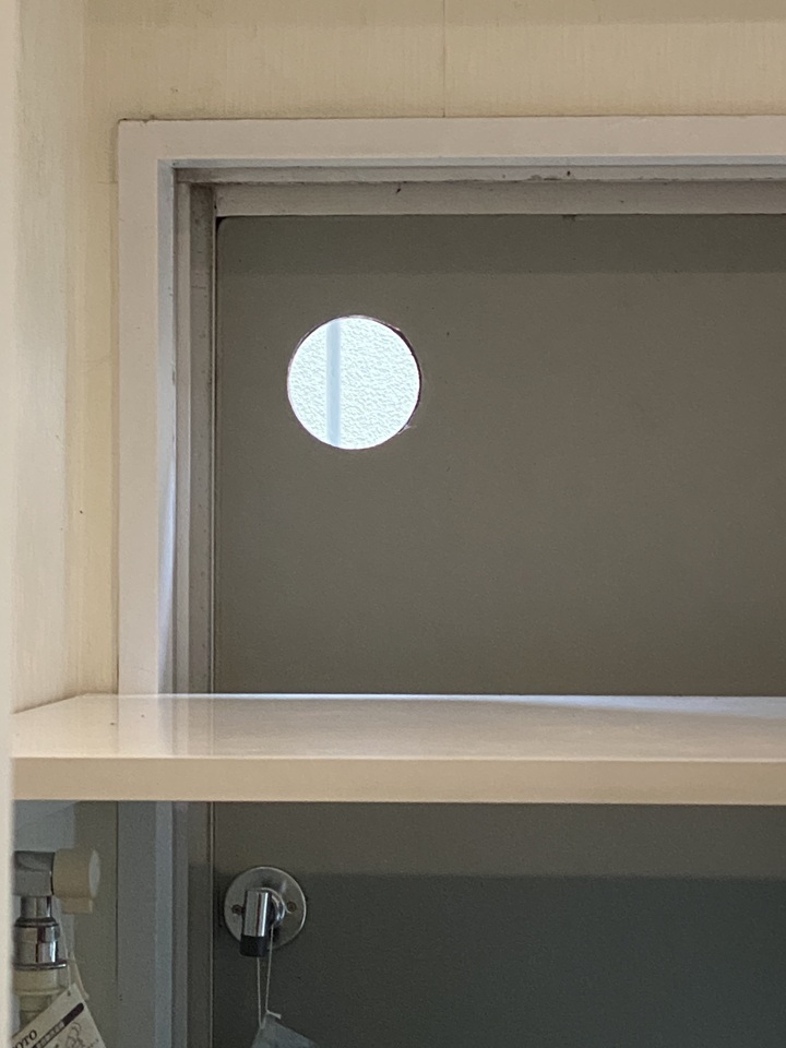 排気ダクトを通す穴