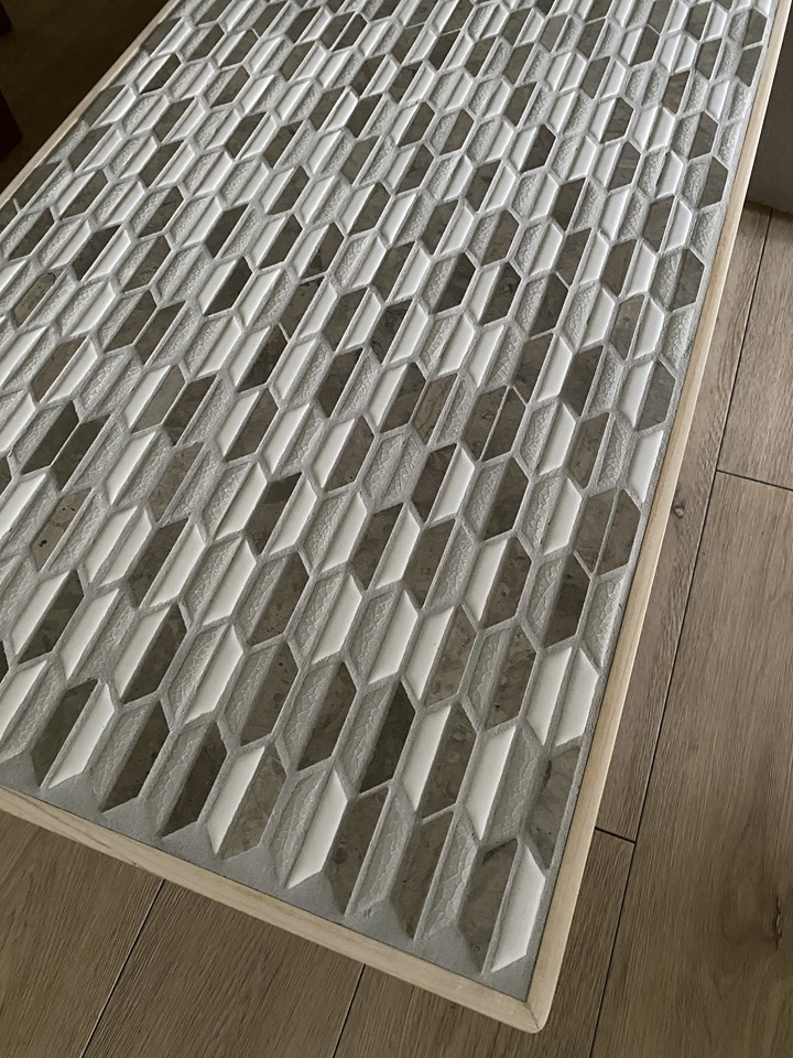 完成したタイル張り天板