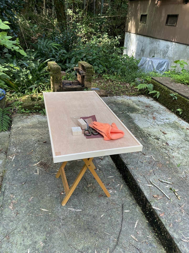 屋外でやすりがけ