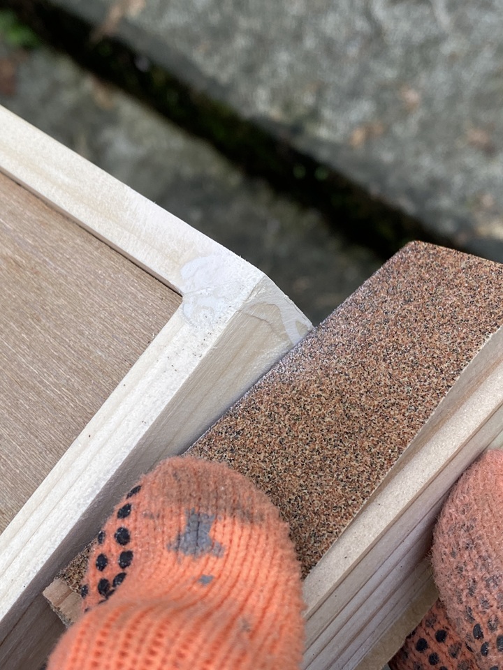 木枠へのやすりがけ