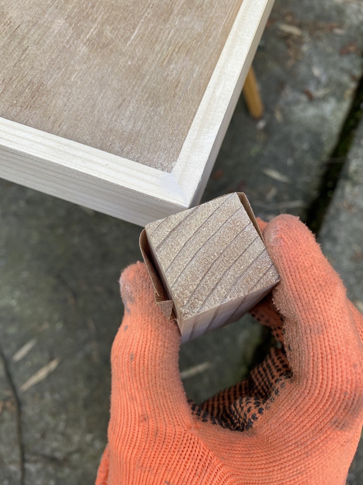 木枠へのやすりがけ