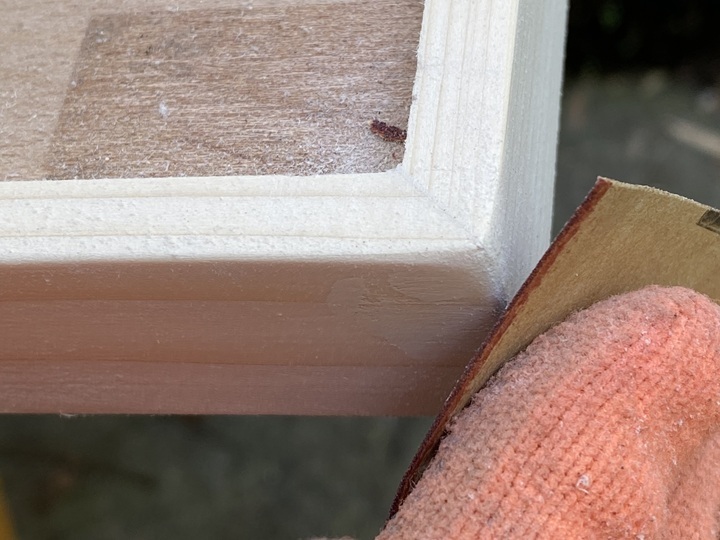 木枠へのやすりがけ