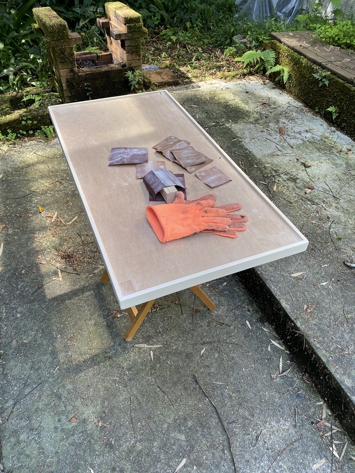 屋外でのやすりがけ