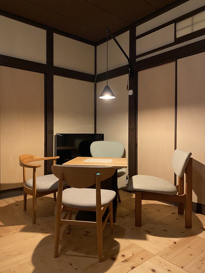 山小屋のダイニングスペースの低い椅子