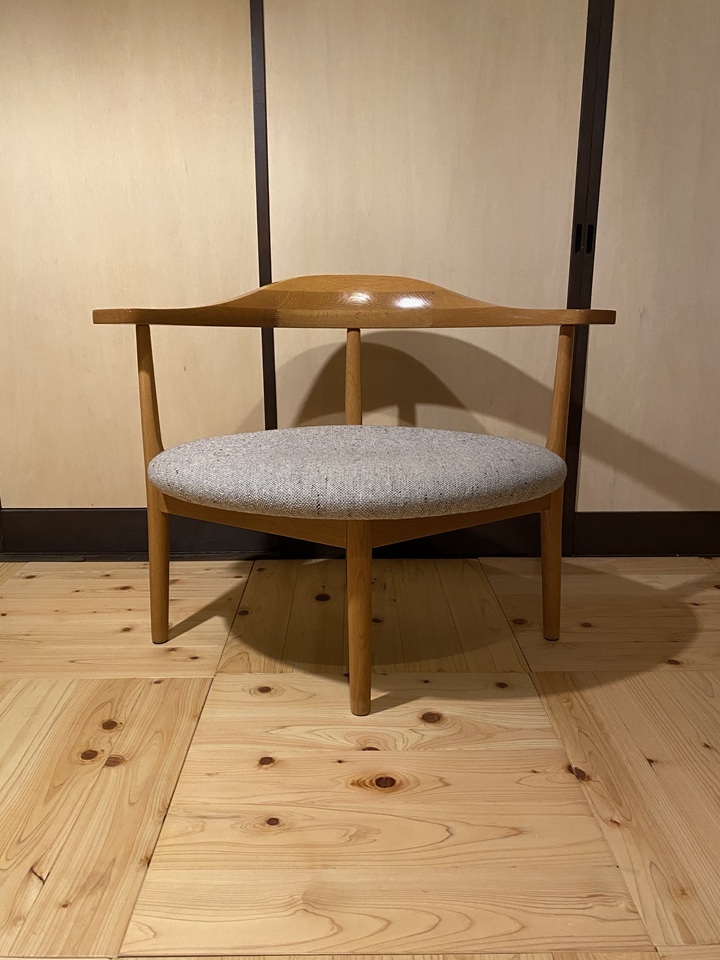 あぐらのかける男の椅子