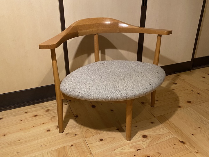 あぐらのかける男の椅子