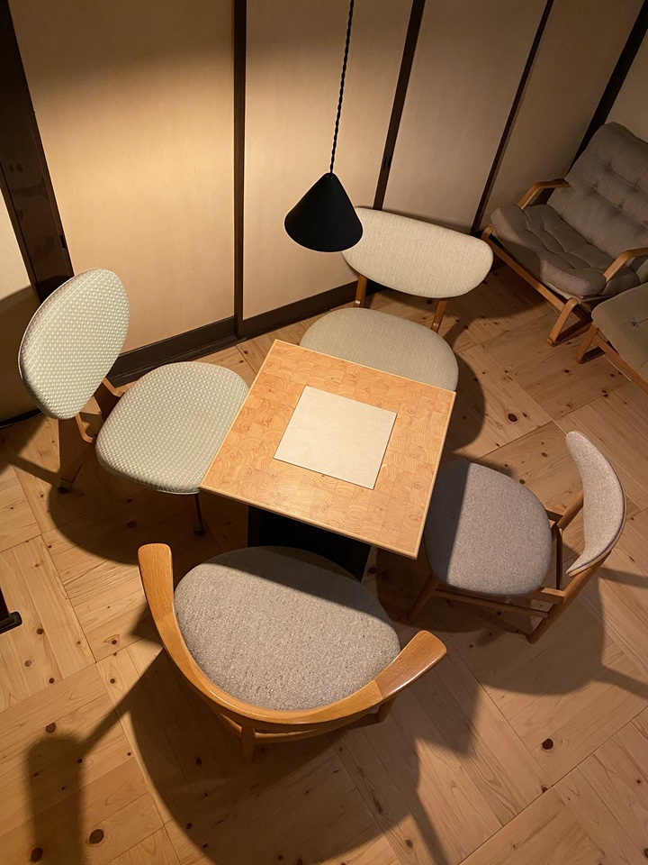 山小屋のダイニング