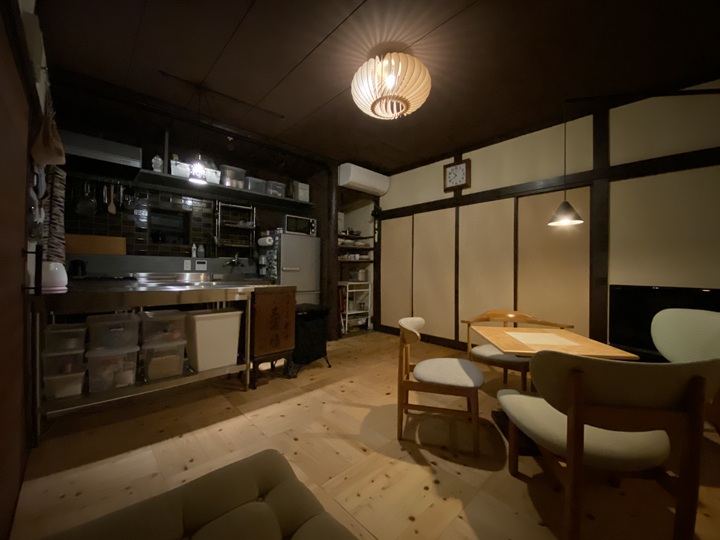 山小屋のキッチンと食卓