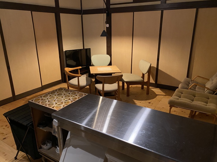 山小屋のキッチンと食卓