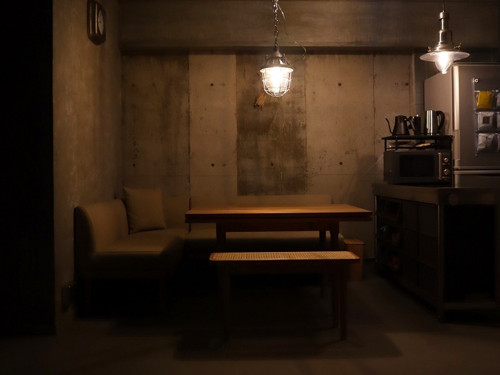 熱海の夜のダイニング