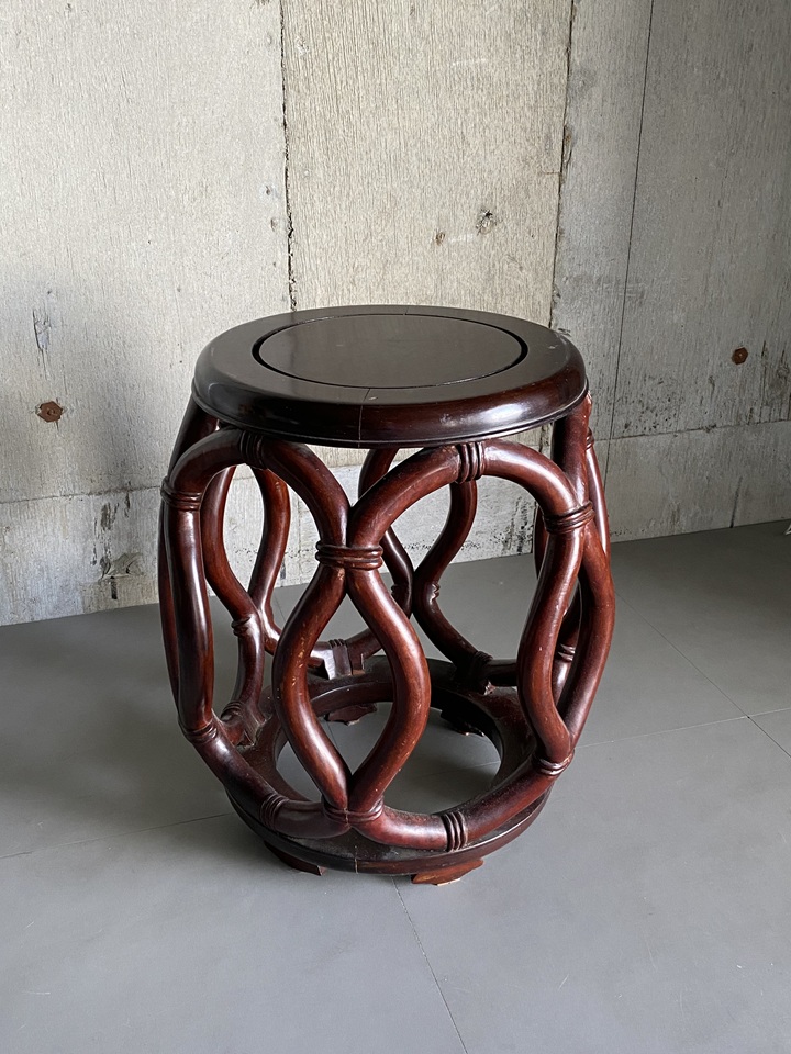 古い木製のスツール